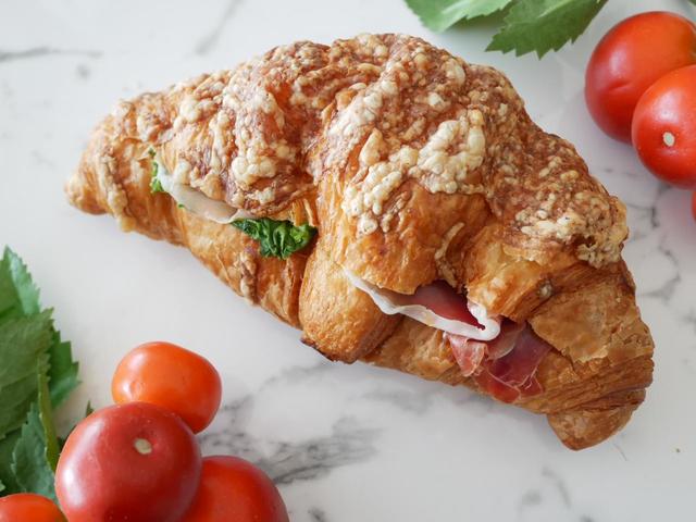 中には、生ハムとリーフレタス、トマトがサンド！クロワッサン・ジャンボンクリュ／540円（税込）