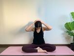 ③を3呼吸キープし、息を吸いながら頭を元の位置に戻す。④両手を後頭部に添えて息を吐きながら目線を下に向ける。②～④を反対側も同様に行う。
