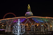 メリーゴーランドの屋根に光り輝く“発光幸子”が登場する「サチゴーランド」（西武園ゆうえんち）