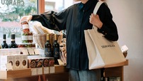 【DEAN & DELUCA「ワイングロサリーバッグ」】重い荷物も運びやすい幅広のショルダーハンドル