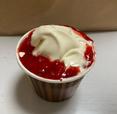 【ミニストップ とろけるフォンダンショコラ いちご】たっぷりのソースとアイスがのっかっている