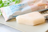 【ウエルシア／「桃の女王がアイス界に降臨した白桃アイスバー」（213円）】まるで桃そのものを食べているかのような口どけと桃の甘みがたまらない！