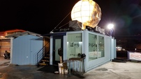 屋根のない空間にある、コンテナを活用したカフェ（青年モール）