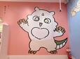 店内奥に足を進めると、左側に両手を広げた“あのこ”が登場。まるでこちらに飛び出してきたような、臨場感たっぷりの装飾!