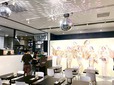 ミラーボールが光る店内