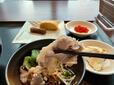 【ダイニング＆バー テンクウ】ポン酢のさっぱりとした酸味と薬味の風味が加わり、朝でも重たさを感じさせない軽やかな味わい