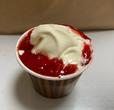 【ミニストップ とろけるフォンダンショコラ いちご】たっぷりのソースとアイスがのっかっている