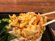 【はなまるうどん　定番うどん弁当】サクサクで美味しいかき揚げ