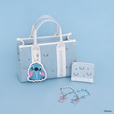 ロゴテープハンドバッグ ¥24,200、折財布 ¥16,280、2wayバッグチャーム ¥5,500|SAMANTHAVEGA(サマンサベガ)「スティッチ」コレクション