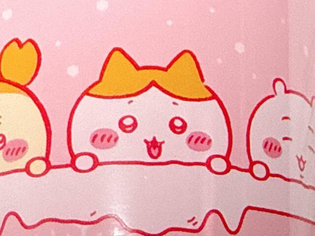 左側から見ていきましょう!ちいかわのお隣はハチワレ。イエローのハチワレ模様が新鮮!