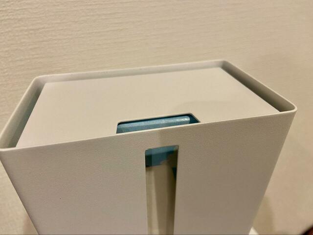 【山崎実業 tower　縦型ティッシュスタンド】 サイズは幅12.6×奥行9.7×高さ23.7cm。カラーはホワイトとブラックがあります