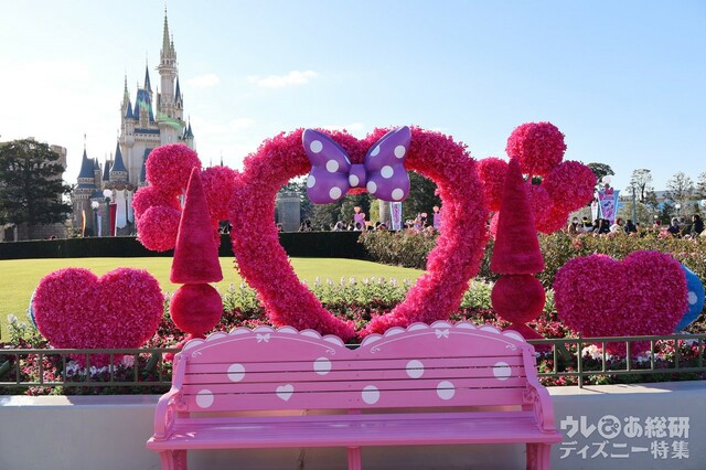 プラザのフォトロケ ベンチもピンクの水玉