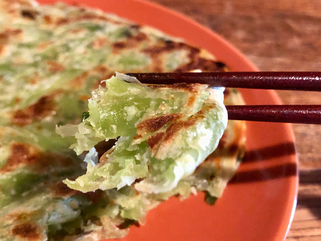 【業務スーパー　薄焼き餅（ほうれん草）】味付けはシンプルな塩気のみですが素材の味やほうれん草の美味しさもしっかり味わえます