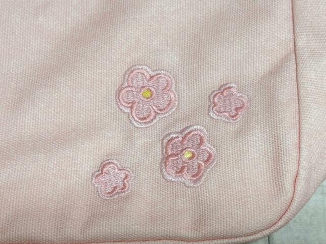 お花の刺繍入り。バッグ本体と同系色のピンクでまとめられているため、主張しすぎず上品な印象