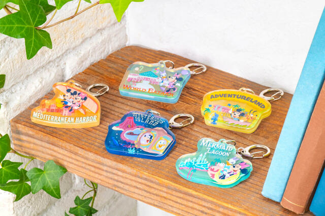 キーチェーンセット 4,750円|ミッキーたちが楽しそうに巡っているパークのマップやアイコンをモチーフにしたグッズ|販売店舗:東京ディズニーランド「グランドエンポーリアム」、東京ディズニーシー「タワー・オブ・テラー・メモラビリア」|発売日:2024年7月11日(木)