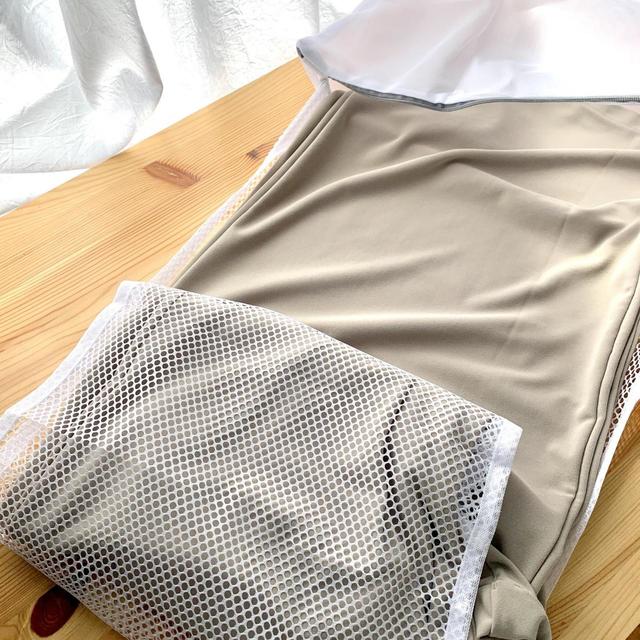 【3COINS（スリーコインズ）　パンツ用ランドリーネット】メッシュ素材の仕切りを使って丈の長いパンツを折り畳む