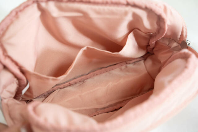 内面にもポケットがあります｜Disney LIFESTYLE BOOK ピンクポーチ＆前髪クリップ by Darich 3,949円