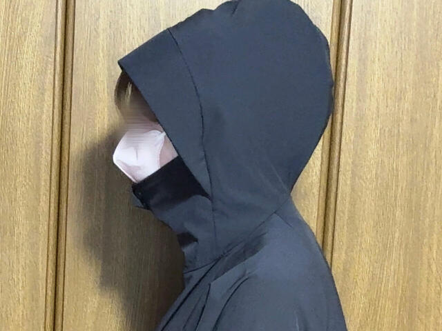 フードはつば付き！