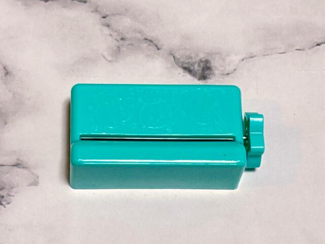 ポップなミントグリーンのシールメーカー！サイズは（約）幅7×高さ2.6×奥行き3.5cm