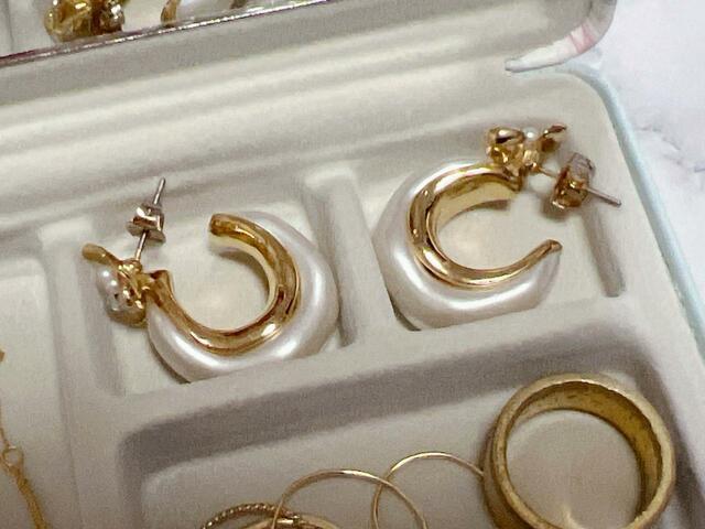 正方形のスペースには、ピアスをそれぞれイン！ボリューム感のあるピアスでも入るのがうれしい♪