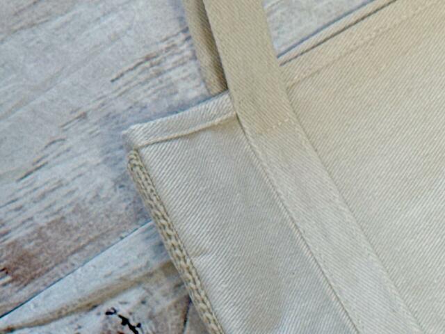 コットンキャンバス調の素材は、綿ポリエステル混紡裏PVC貼り。しっかりとした素材です！