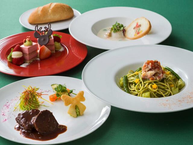 スペシャルセット 4,500円｜「ディズニー・クリスマス」スペシャルメニュー｜東京ディズニーリゾート40周年“ドリームゴーラウンド”｜販売店舗：東京ディズニーランド「イーストサイド・カフェ」｜販売期間：2023年11月1日（水）〜12月25日（月）