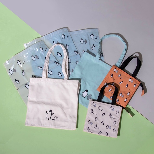 【Suicaのペンギン×3COINS】衣類圧縮袋3枚セット（770円）、マチ付きトートバッグ（2種/各770円）、マチ広ランチトート（2種/各660円）