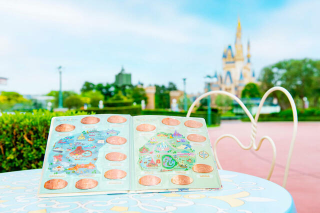 スーベニアメダルブック 2,900円｜ミッキーたちが楽しそうに巡っているパークのマップやアイコンをモチーフにしたグッズ｜販売店舗：東京ディズニーランド「グランドエンポーリアム」、東京ディズニーシー「タワー・オブ・テラー・メモラビリア」｜発売日：2024年7月11日（木）