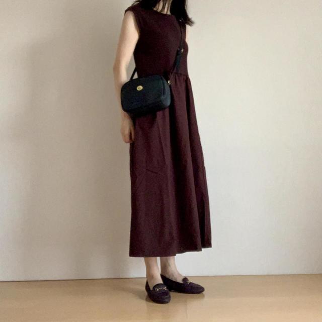 【GU（ジーユー） 布帛コンビネーションワンピース】ダークな靴を合わせてクールなコーデに！