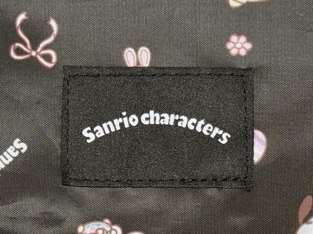 ポケットにはロゴタグ付き