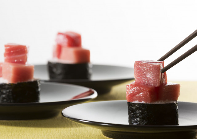 長崎県産生マグロ中トロののっけ寿司