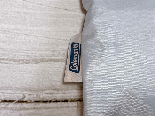 【Coleman付録：撥水加工バッグ】タグの裏面は「Coleman」のロゴプリント入り