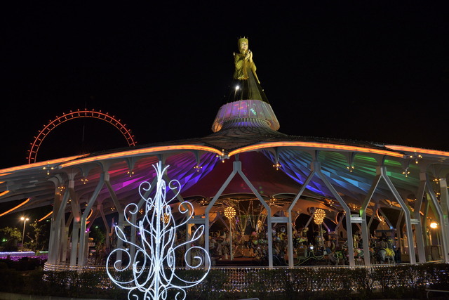 メリーゴーランドの屋根に光り輝く“発光幸子”が登場する「サチゴーランド」（西武園ゆうえんち）