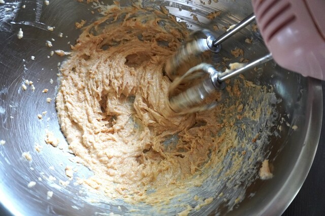 【〈塩分ハーフ〉ぐっち夫婦レシピ：味噌と黒豆のパウンドケーキ】きび砂糖を加え、白っぽくふんわりするまで混ぜ、「塩分ハーフ」を混ぜ合わせる