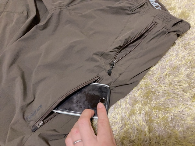 【ワークマン AERO GUARD STRETCH ICE クライミングパンツ】作業中にも小物が落ちる心配がありません。