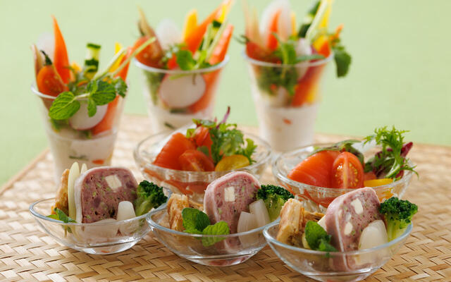 「初夏を彩るグラスオードブル」＜期間：2025年4月26日〜6月30日＞【本格的なグリル料理＆約100種類の料理が食べ放題！初夏のパノラマビューで楽しむ“4冠達成”の眺望ブッフェ開催中！】