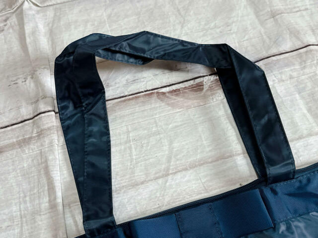 持ち手は長めなので肩がけがラクラクできるのがうれしい