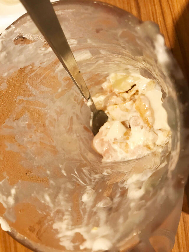 この沼部分もなんとも言えず美味しいですよね、パフェって。【びっくりドンキーのジョッキパフェ（ピーチ）】