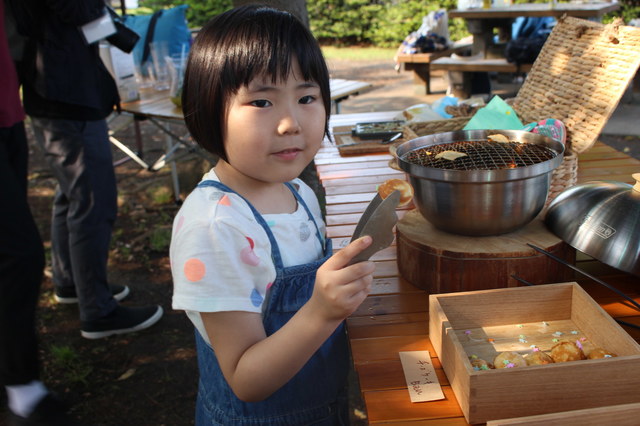 野外で調理したおやつは美味しい。