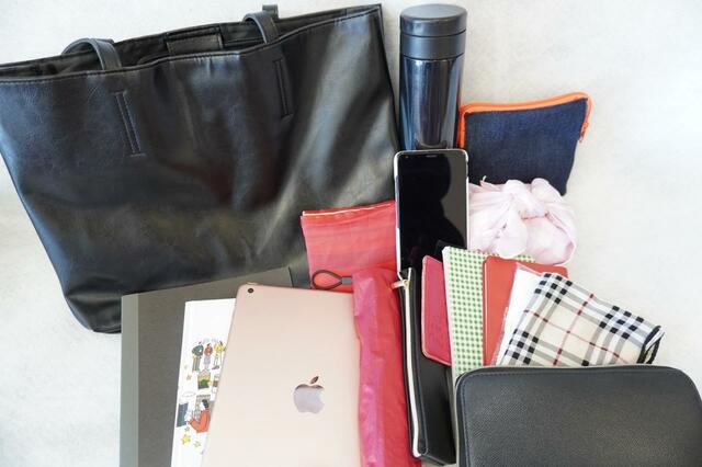 タブレット端末やお弁当も入る！【THE EDITORS　仕切り付きで整頓上手なレザー調トートバッグ】