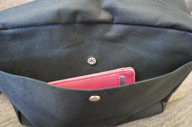 【THRASHER SHOULDER BAG BOOK special package】反対側にも外ポケットがある