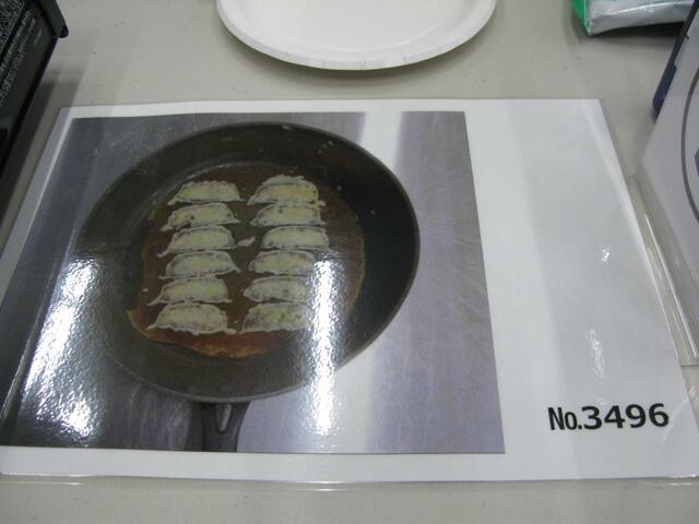 使用するのは実際に使い込まれ焦げ付いたフライパン