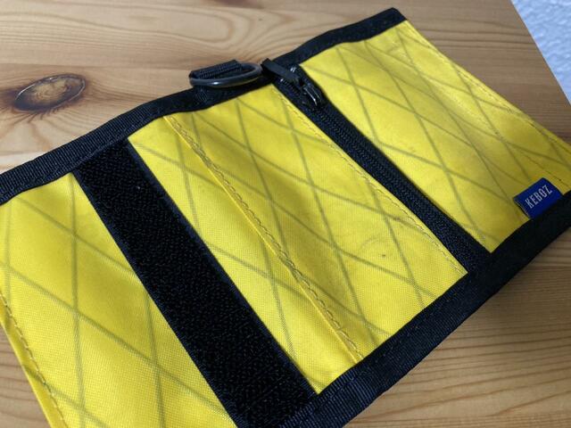 【KEBOZ XPAC MINI WALLET】ウォレットには札入れ、小銭入れ、カードポケット×2、ループコードが付いています