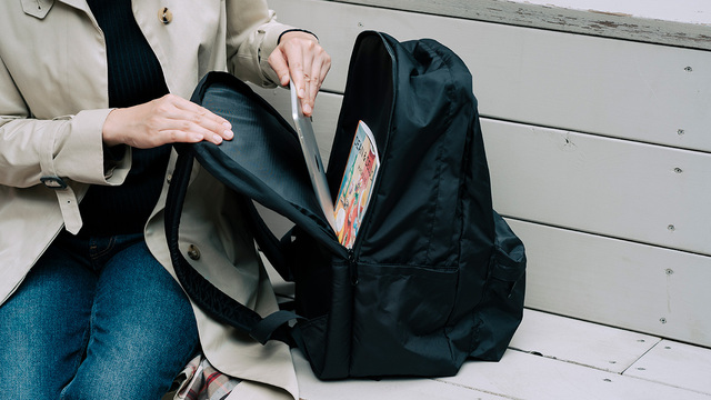 【DEAN ＆ DELUCA バックパック ブラック】撥水加工が施された丈夫なナイロン素材。ノートパソコンや書類も安心して収納できます