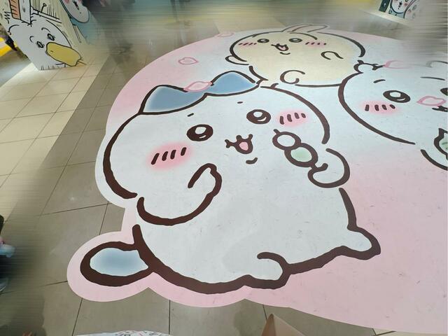 お団子を頬張るハチワレがかわいい…！