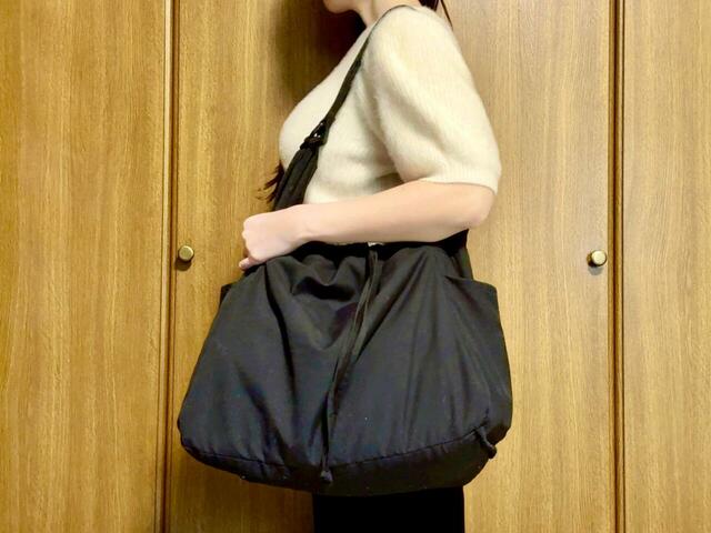 一泊の際の荷物を入れて肩がけで持ってみました