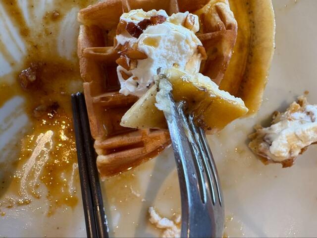 【ココスモーニング キャラメリゼバナナワッフル】フォークが止まらないバナナ×ワッフルの幸せコラボ♪
