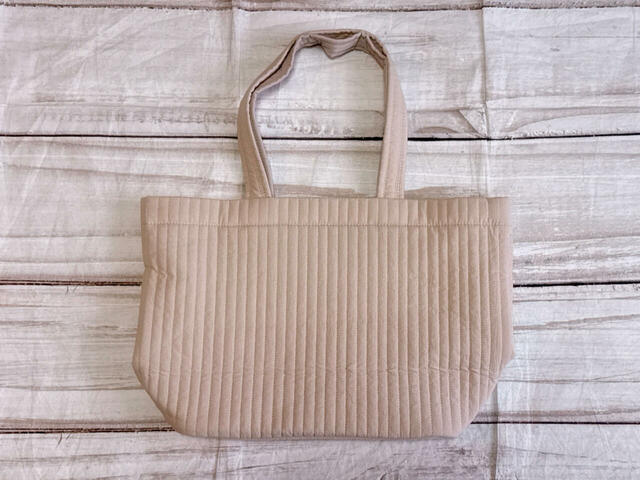 背面は装飾がないシンプルなデザイン