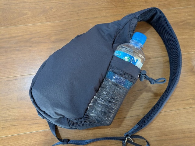 【GU　スリングショルダーバッグ】荷物をたくさん入れてもシルエットが崩れにくいのも嬉しいポイント♪