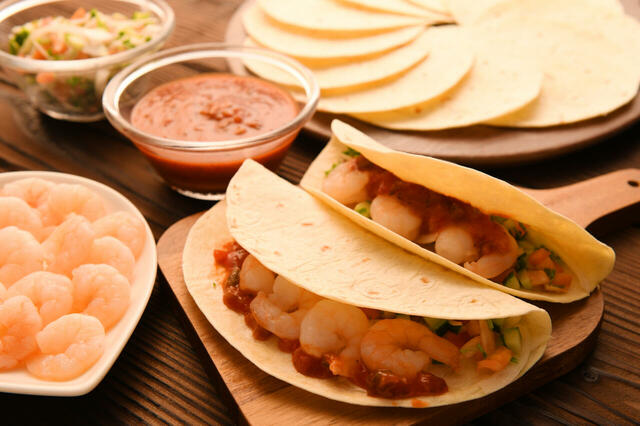 「彩野菜と小エビのタコス」＜価格：大人（平日）5,000円（税込）／大人（土・日・祝日）5,500円＞【大人4名利用で1名無料！ホテルプラザ神戸で「ランチ＆ディナーバイキング」をお得に楽しめるキャンペーン開催！】